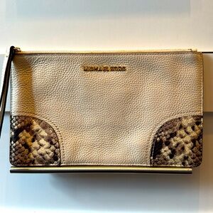 Micheal Kors Wristlet ✨